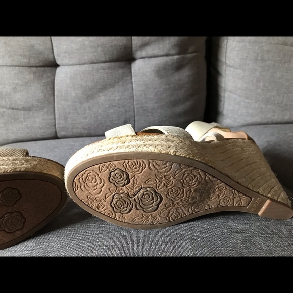 Carlos Santana Sandals color cream. - Picture 3 of 7